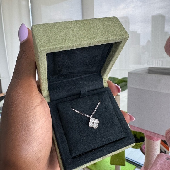 VAN CLEEF & ARPELS SWEET PAVE IN WHITE GOLD ๐ - Picture 1 of 11